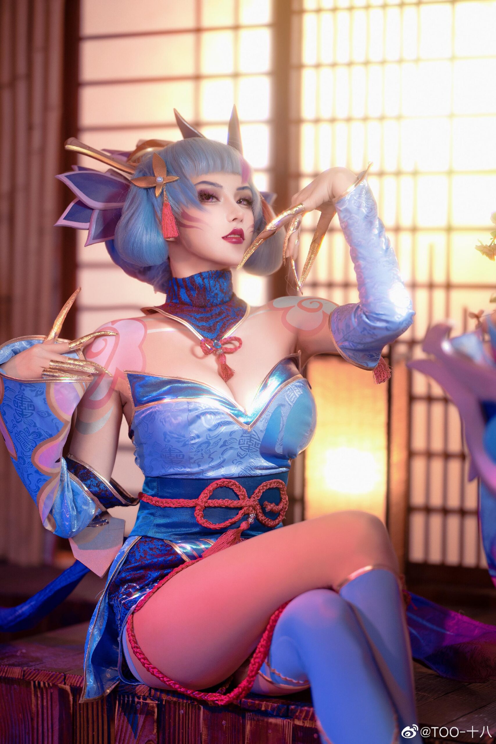 TOO-十八 《英雄联盟》灵魂莲华寡妇伊芙琳COS美艳神还原