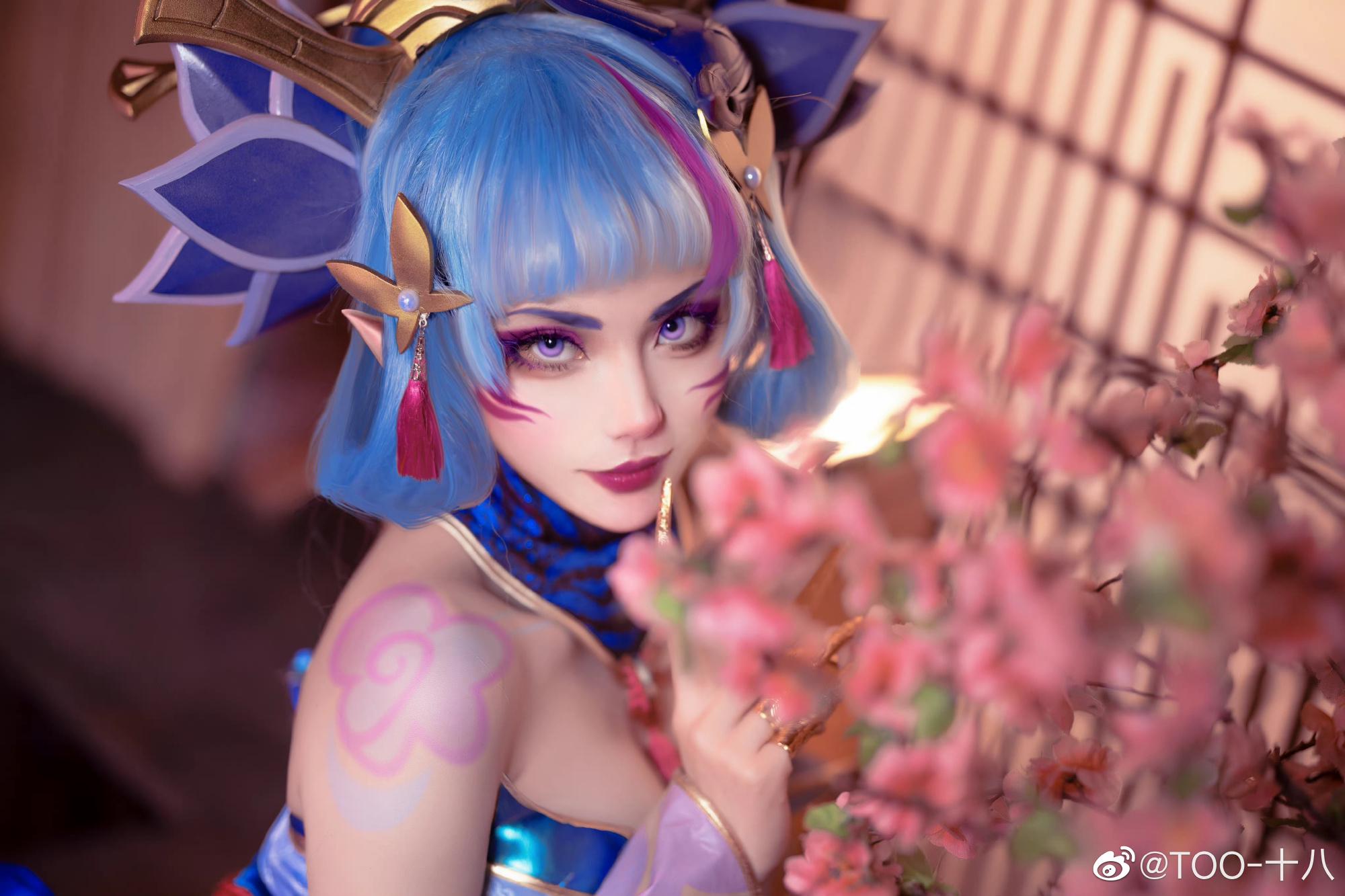 TOO-十八 《英雄联盟》灵魂莲华寡妇伊芙琳COS美艳神还原