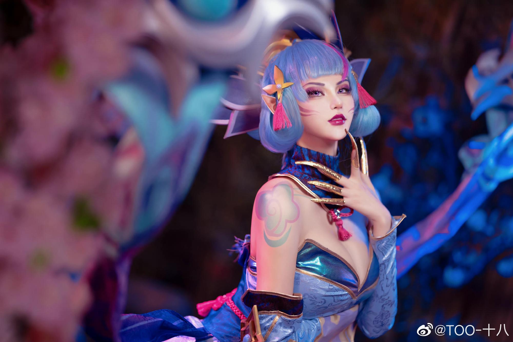 TOO-十八 《英雄联盟》灵魂莲华寡妇伊芙琳COS美艳神还原