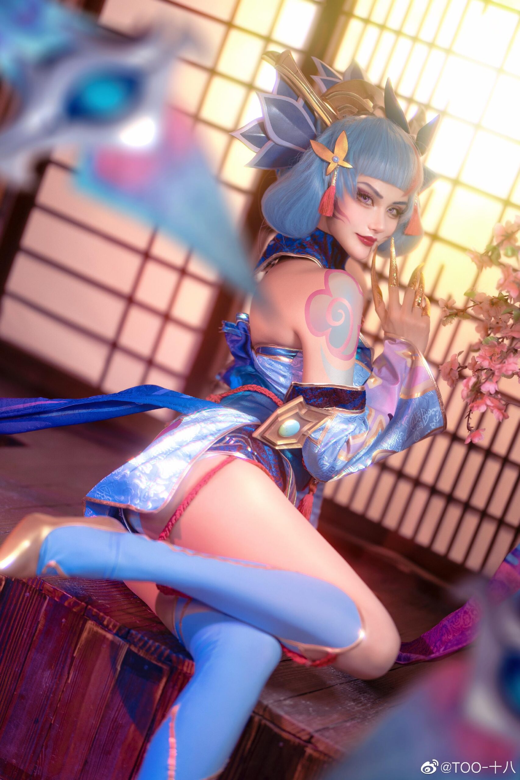 TOO-十八 《英雄联盟》灵魂莲华寡妇伊芙琳COS美艳神还原